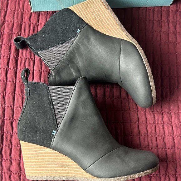 Toms Black Ankle Booties with Tan Wedge - Picture 7 of 12